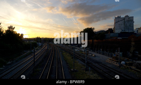 Una vista attraverso i binari ferroviari che conduce da Kentish Town Station di Londra Foto Stock