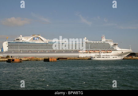 Grandi e piccoli la nave da crociera Crown Princess e i superyacht Jamaica Bay a fianco del Porto di Southampton Inghilterra Foto Stock