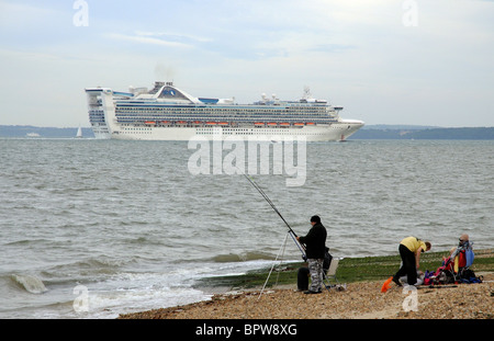 Grand Princess Cruise liner in corso sul Solent in Inghilterra meridionale UK visto da Calshot Spit Hampshire Foto Stock