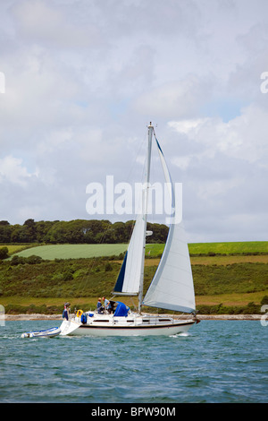 Barca a vela sul fiume Fal Falmouth Cornovaglia Foto Stock