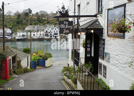 La Old Ferry Inn, Bodinnick, Cornwall accanto al fiume Fowey con case sul lato più lontano del fiume Foto Stock