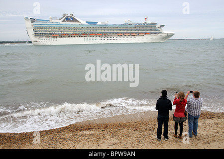 Grand Princess Cruise liner in corso sul Solent in Inghilterra meridionale UK visto da Calshot Spit Hampshire Foto Stock