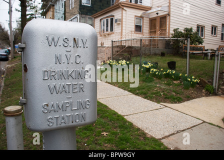 Quartiere residenziale a campionamento acqua di stazione per le routine di New York City acqua potabile test Foto Stock