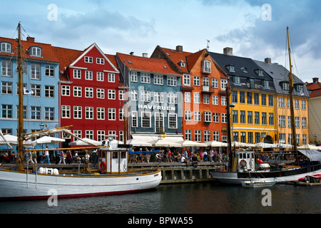 Case colorate e ristoranti sulla banchina,Nyhavn Foto Stock