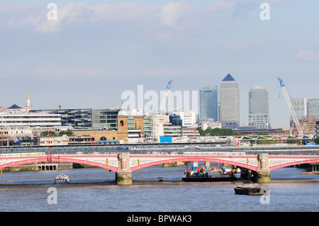 Blackfriars Bridge con Canary Wharf in distanza, London, England, Regno Unito Foto Stock