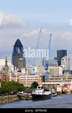 Il Gherkin Building, 30 St Mary Axe visto dal ponte di Waterloo, London, England, Regno Unito Foto Stock