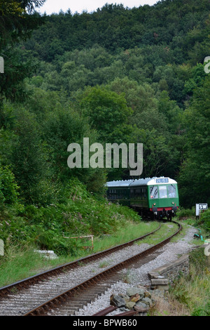 Dean Forest Railway Diesel Multiple Unit (DMU) avvicinamento Norchard stazione ad alto livello Foto Stock