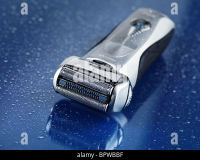 Braun 790CC - 9595 Pulsonic rasoio elettrico su wet blu sullo sfondo di vetro con acqua scende su di essa Foto Stock