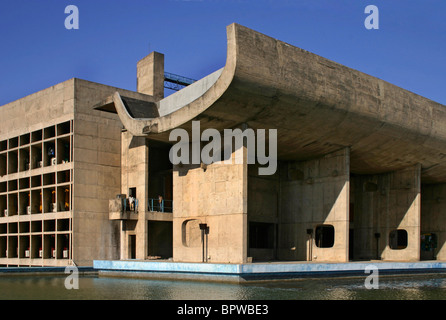 Palazzo edificio di assemblaggio, Chandigarh, progettato da Le Corbusier Foto Stock