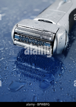 Braun 790CC - 9595 Pulsonic rasoio elettrico su wet blu sullo sfondo di vetro con acqua scende su di essa Foto Stock