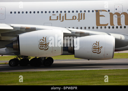 Airbus A380 di Emirates Airlines presso l'aeroporto di Manchester Foto Stock