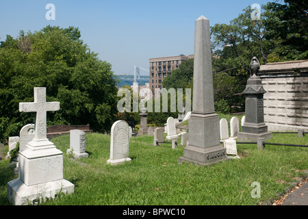 Il Ponte George Washington Bridge è visto dalla Chiesa della Trinità il cimitero e il mausoleo di New York Foto Stock