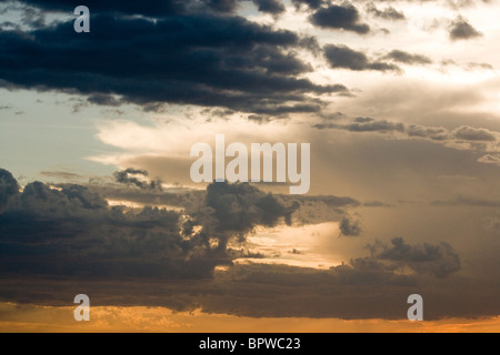 Una serata colorata cielo sopra il Masai Mara, Kenya, Africa orientale Foto Stock