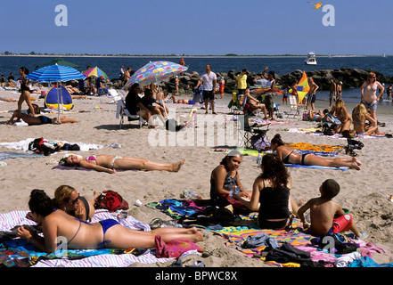 Brighton Beach, Brooklyn, New York. Onde di calore in condizioni climatiche estreme. Comunità multietnica. Folla che abbronza durante l'ondata di caldo. Gite in famiglia in estate Foto Stock