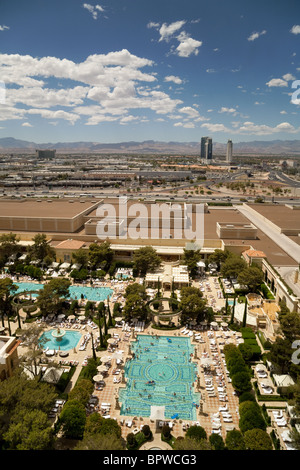 La vista di Las Vegas dal Bellagio Hotel guardando attraverso il suo complesso con piscina, Bellagio Hotel Las Vegas Stati Uniti d'America Foto Stock