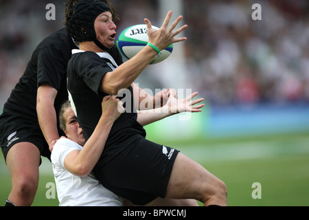 M. Ruscoe della Nuova Zelanda è affrontato durante la donna della Coppa del Mondo di Rugby 2010 def. Foto Stock