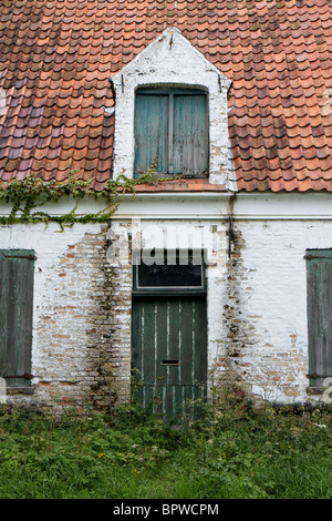 Vecchio rustico abbandonato edificio di mattoni vicino a Damme in Belgio. L'immagine è dello sportello anteriore Foto Stock