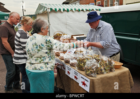 L'uomo vendita di Kentish Cobnuts a un tradizionale mercato degli agricoltori in Westerham, Kent. Foto Stock