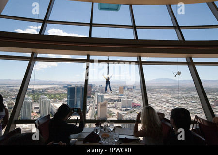 Cenate al ristorante Top of the World presso lo Strat o lo Stratosphere Hotel Tower & Casino, osservate uno skyjump mentre mangiate, Las Vegas USA Foto Stock