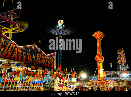 Attrazioni Midway e il parco di divertimenti corse notturne a Toronto Canadian National Exhibition CNE Canada Foto Stock