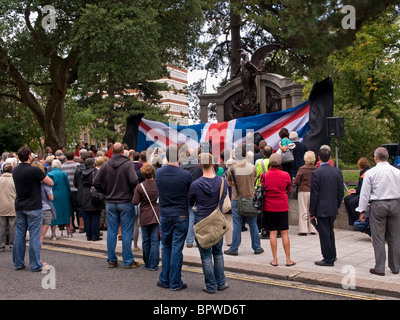 Bandiera dell'Unione scendendo a svelare evento per il restaurato Titanic ingegneri Memorial Andrews Park Southampton Hampshire England Regno Unito Foto Stock