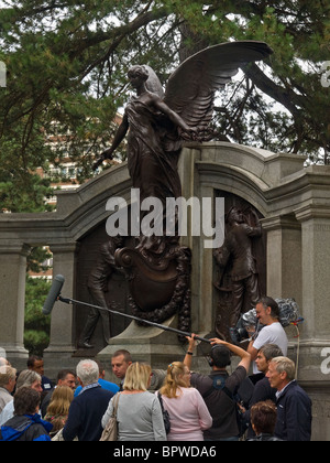 Evento di inaugurazione per il restaurato Titanic ingegneri Memorial Andrews Park Southampton Hampshire England Regno Unito Foto Stock