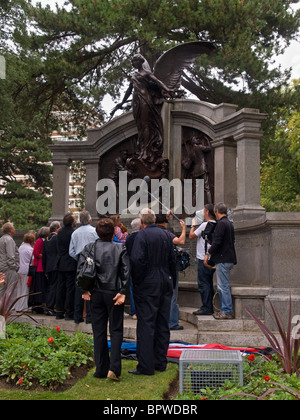 Evento di inaugurazione per il restaurato Titanic ingegneri Memorial Andrews Park Southampton Hampshire England Regno Unito Foto Stock