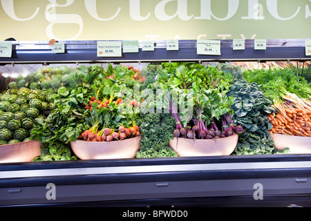 Disposti splendidamente allettante visualizzazione dei carciofi freschi bietole bietole kale & carote in un organico di mercato in Edmonds Washington Foto Stock