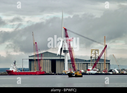 La gru Rambiz barge prepara un gigante off-shore di turbina eolica per installazione in Moray Firth presso il cantiere Nigg, Cromarty Foto Stock