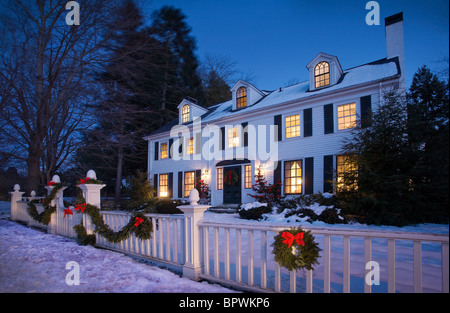 Stile New England casa decorata per la stagione delle vacanze Foto Stock