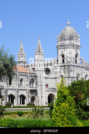 Il Monastero di Geronimo, uno dei beni architettonici e punto di riferimento storico di Lisbona, in Portogallo. Foto Stock