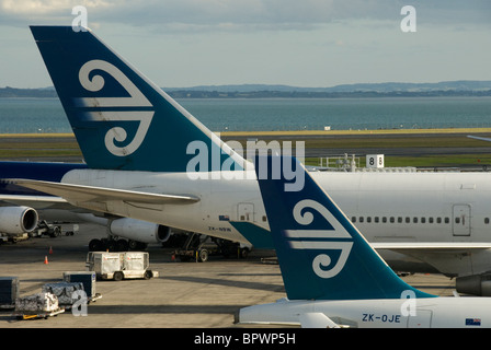 Aeromobili su cancelli all'Aeroporto Internazionale di Auckland, Isola del nord, Nuova Zelanda Foto Stock