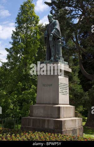 In Irlanda del Nord, Belfast, Giardini Botanici, Statua di Lord Kelvin creatore del valore assoluto della scala di temperatura. Foto Stock