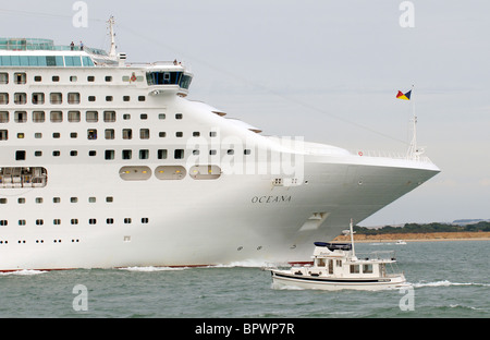 P & O Cruises nave l'Oceana in corso su Southampton acqua Southern England Regno Unito con Sinbad un rimorchiatore nordico 37 passando accanto ad Foto Stock
