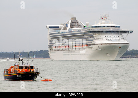 Grand Princess Cruise liner in corso sull'acqua di Southampton in Inghilterra meridionale UK visto da Calshot Spit Hampshire Foto Stock