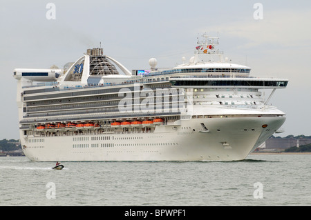 Grand Princess Cruise liner in corso sull'acqua di Southampton in Inghilterra meridionale UK visto da Calshot Spit Hampshire Foto Stock