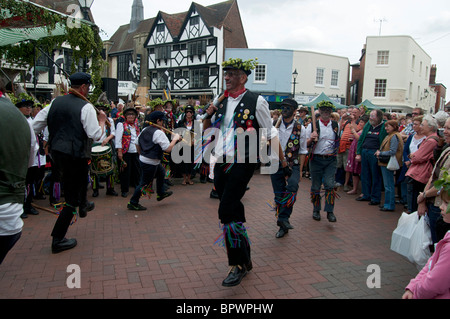 Morris ballerini eseguono a Faversham Hop Festival Faversham Kent England Regno Unito Foto Stock