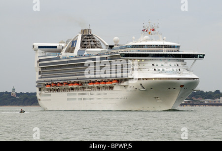 Grand Princess Cruise liner in corso sull'acqua di Southampton in Inghilterra meridionale UK visto da Calshot Spit Hampshire Foto Stock