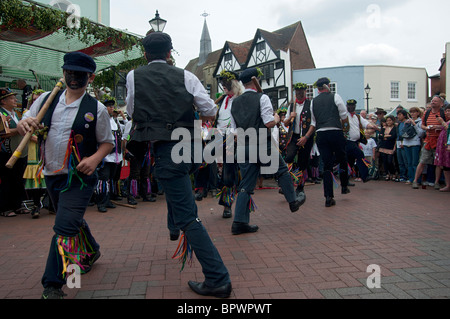 Morris ballerini eseguono Faversham Hop Festival Faversham Kent England Regno Unito Foto Stock