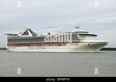 Grand Princess Cruise liner in corso sull'acqua di Southampton in Inghilterra meridionale UK visto da Calshot Spit Hampshire Foto Stock