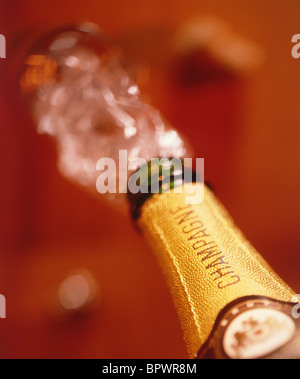 Vista aerea di champagne che viene versato in un bicchiere. messa a fuoco selettiva Foto Stock