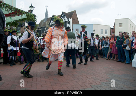 Morris ballerini eseguono a Faversham Hop Festival Faversham Kent England Regno Unito Foto Stock