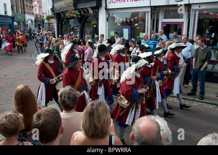 Marching Band sfilano per le strade di Faversham Hop Festival Faversham Kent England Regno Unito Foto Stock