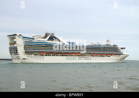 Grand Princess Cruise liner in corso sull'acqua di Southampton in Inghilterra meridionale UK visto da Calshot Spit Hampshire Foto Stock