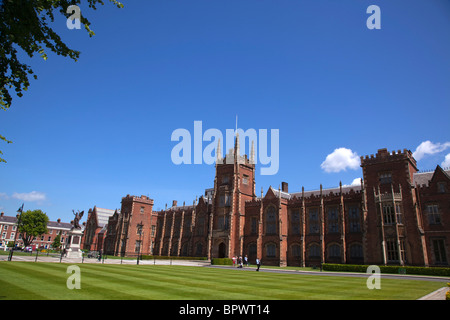 In Irlanda del Nord, Belfast Queens Quarter, Queens University edificio principale, progettato dall'architetto Charles Lanyon. Foto Stock
