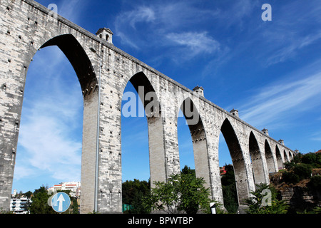 Archi delle acque libere acquedotto (Aqueduto das Águas Livres) a Lisbona, Portogallo. Foto Stock