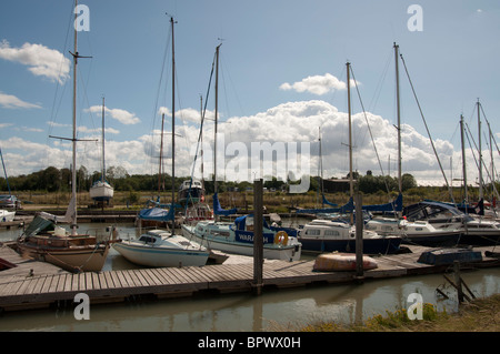 Barche sul fiume Oar creek vicino a Faversham Kent England Regno Unito Foto Stock