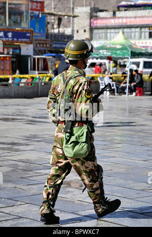 Soldato cinese il pattugliamento Barkhor Square,Lhasa,il Tibet, Cina Foto Stock