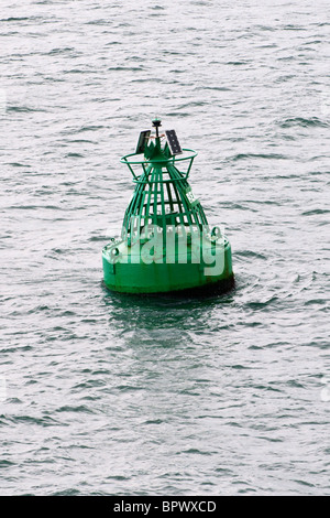 Mare navigazione marker boa tra Southampton e l'Isola di Wight nel canale in inglese Foto Stock