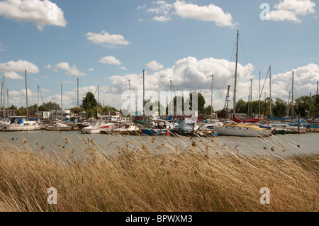 Barche sul fiume Oar creek vicino a Faversham Kent England Regno Unito Foto Stock